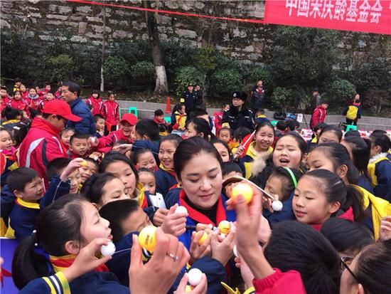 �ھ���У԰ ��ΰ��ʿ������־����