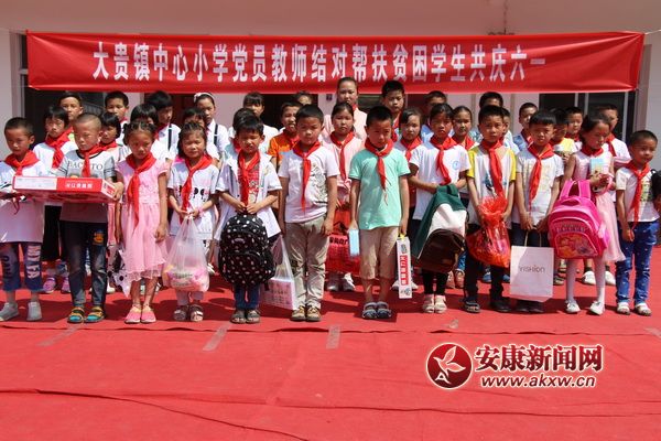 被帮扶的贫困、留守儿童合影 刘仁平摄.jpg