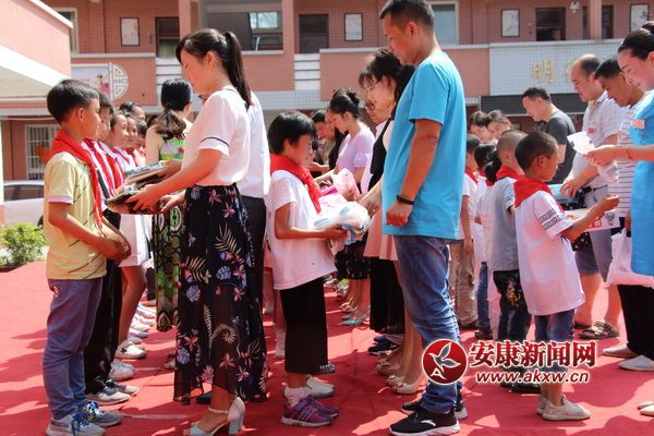 爱心捐赠 刘仁平摄.jpg