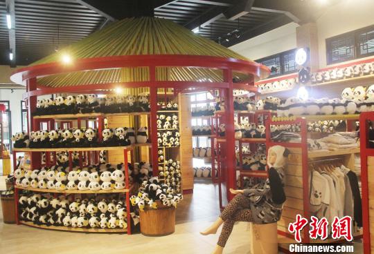 ͼΪ�±�����̳������Ƶļ���Ʒչʾ̨���������� ��