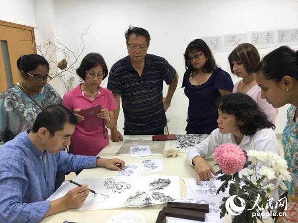 ë����˹ѧԱ���ھ۾������Ħ��ʦʾ���� ë����˹�й��Ļ����Ĺ�ͼ