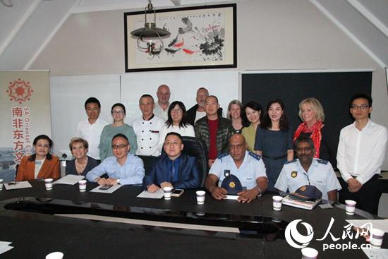 5��10�գ���Խ���Ƶ���Ķ��԰������Ϸ�Լ�������Ļ��ֹ�ί��ͬɣ�٣�Sandton���������֯�̼Ҵ����ٿ���ȫ�Ի��ᣬѰ�ҶԲߣ�����Ӧ�ԡ���Ӱ����