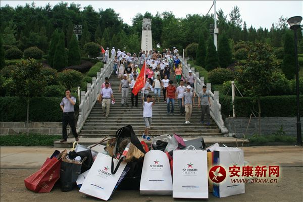 �������ڹ�԰��¶�İ�ɫ��������ʰ�ɾ�   ������ƽ  �㣩.JPG