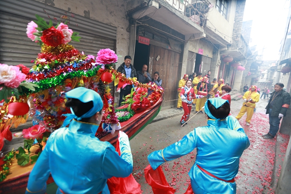 �׺Ӻӽ����״���꣬�ֺ���һ���֣�