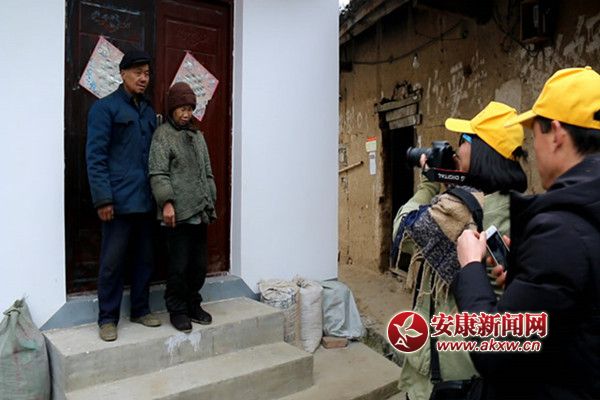 ��һ�Է򸾣����ӳ��������񹤣�����˫Ŀʧ����ʮ���꣬�ɷ�ʼ�ղ��벻����Ϊ�˺��������ź�Ӱ��������ʮ����ɽ·����ֳ���.