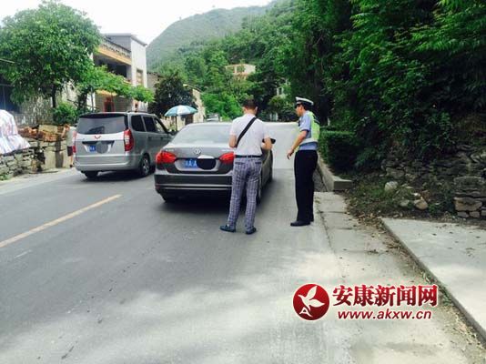 吕河中队:交警热心帮助 感化顽固司机.jpg