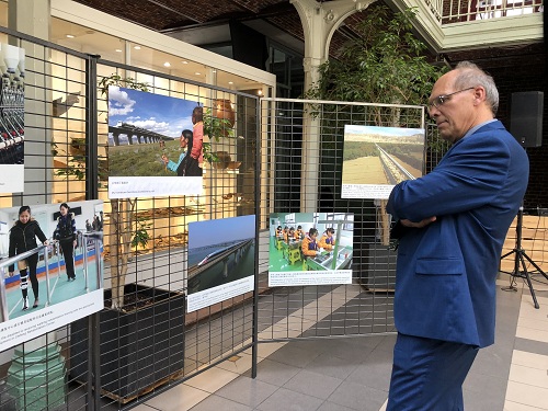 ���й���չ��ͼƬչ�ڱ���ʱ�ٰ�