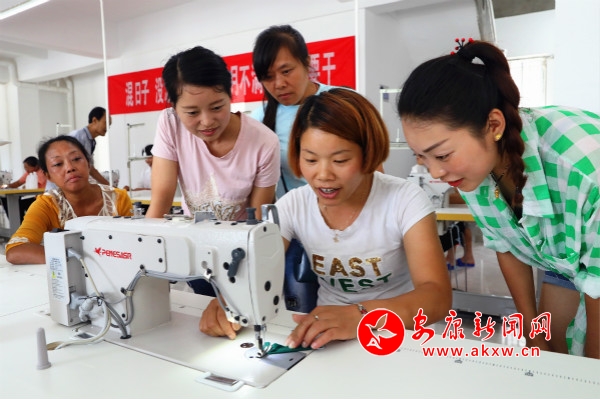 11.熟练工吴娟(右2)现场指导大伙怎么操作缝纫机_meitu_7.jpg