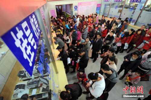 资料图:门诊挂号处。中新社发 韦亮 摄