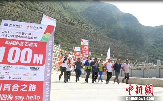 ɽ��ԽҰ�ܵİ����߱����ڡ��ٺ�֮·��������(����ͼ) ���� ��