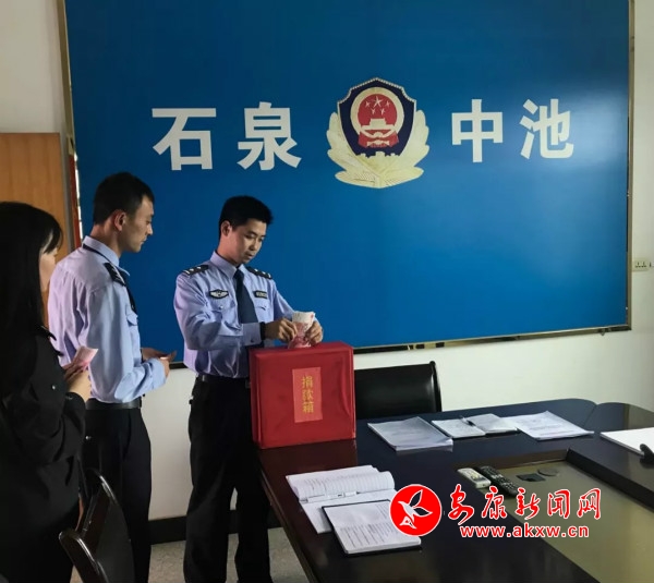 【暖意】婆孙相依为命 民警爱心捐款_meitu_2.jpg