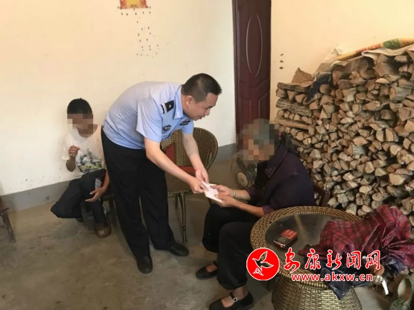 【暖意】婆孙相依为命 民警爱心捐款1_meitu_1.jpg