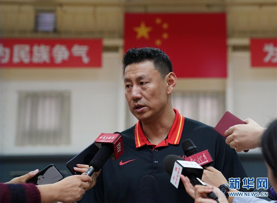 (体育)(1)篮球——男篮新主帅李楠接受采访