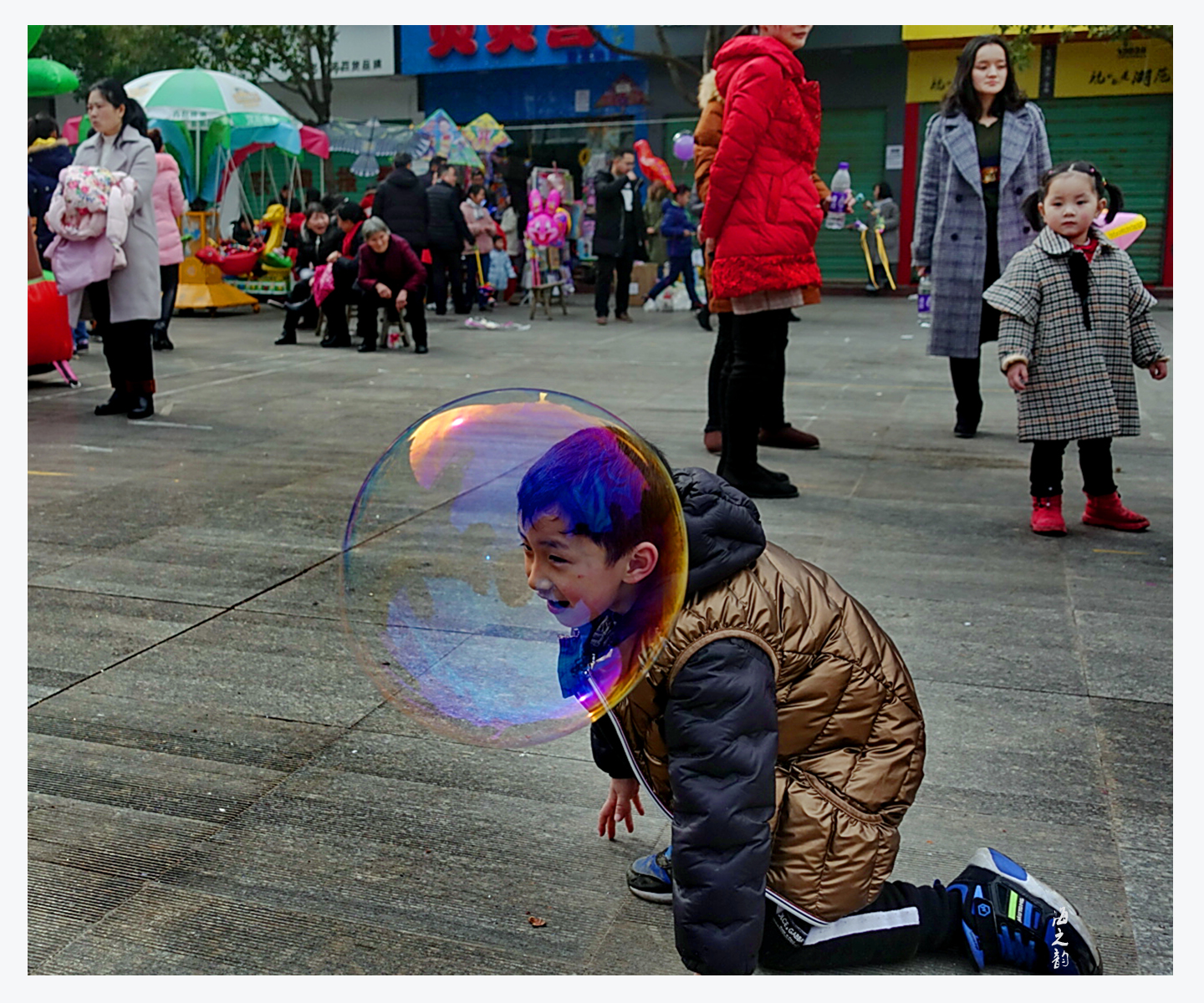 ���³�һ���磬Ѯ��ף���� �㳡һ�Ǽ������Ӿ���Ĵ������ݣ���������ǶȾ���������к����ƺ�ͷ�������  Ѧ����   ��.jpg