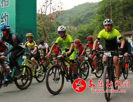 �����ٰ��׽�ɽ�����г�ԽҰ��