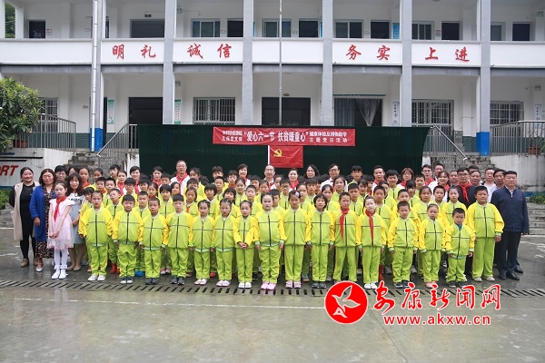 �ڶ�ͯ������ֱ�ӣ������Ǵ�����ո�µ�У���빤����Ա��Ӱ���.JPG