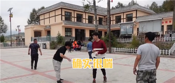 ȫ������ƶ���ᡱ�����¼Ƭչ����ϵ�м�¼Ƭ���ߴ�ֱ������ƶ��֮��