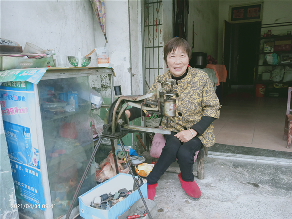 林阿姨和她的补鞋机.jpg