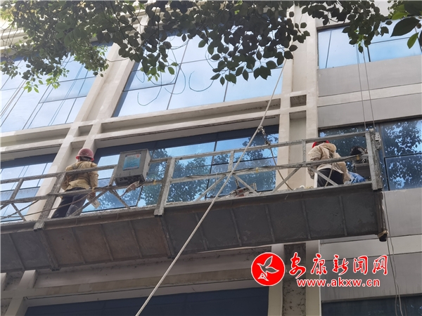 �������׶�԰���ٽ���ǽ�ڽ��з�ˢ