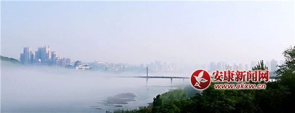 1.近日,安康市区汉江流域早晚温差变化十分明显,人们早晚穿长袖,中午穿短袖,高山穿棉衣,低山穿衬衫,人们似乎都要在一天之